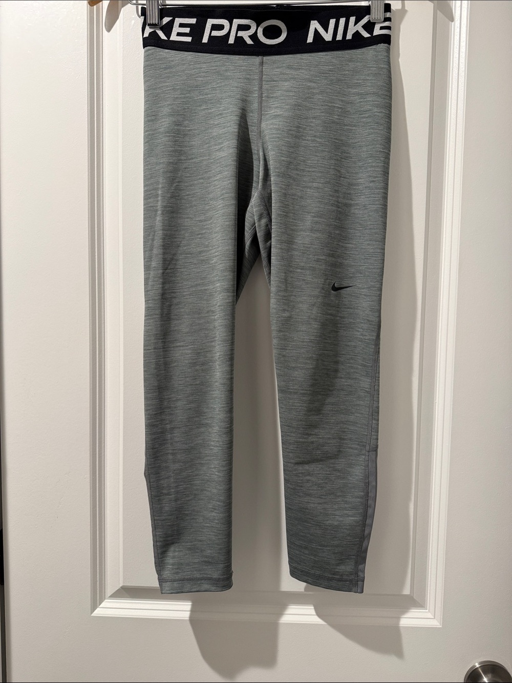 Nike women’s Gray Heathered Athletic Leggings with Black Waistband